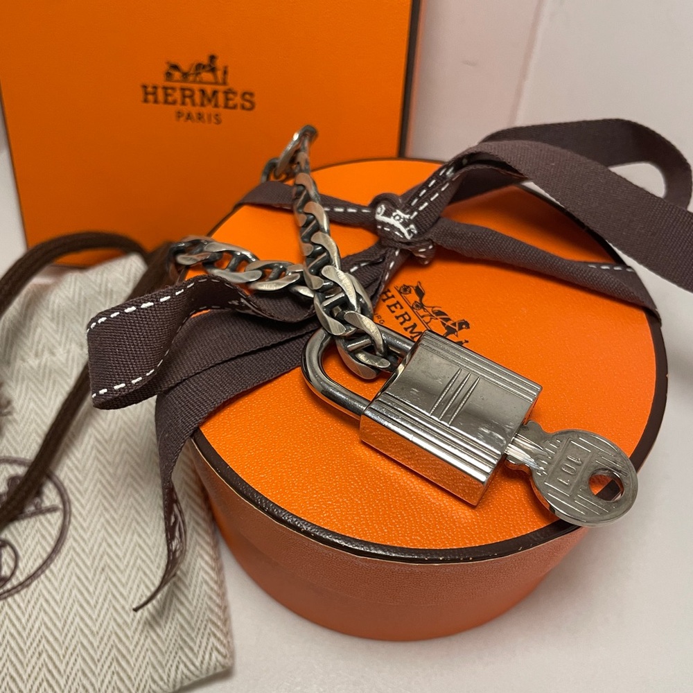AUTHENTIC Hermes palladium lock and key:
Sterling silver bracelet - Picture 2 of 15